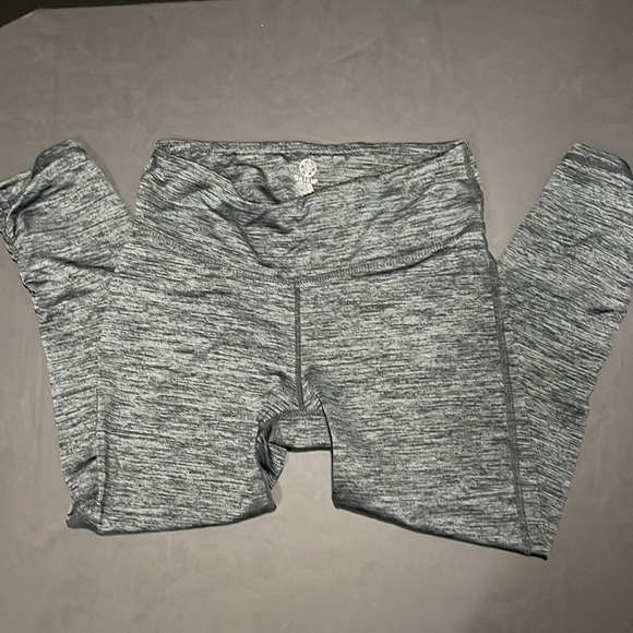 GAIAM gray & black Capri length yoga leggings in women’s size XS - Picture 5 of 7